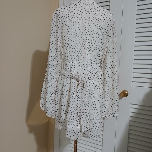 Fashion Collection XL NWOT Shorts Romper lined long-sleeved v-neck white w/black - Picture 10 of 16